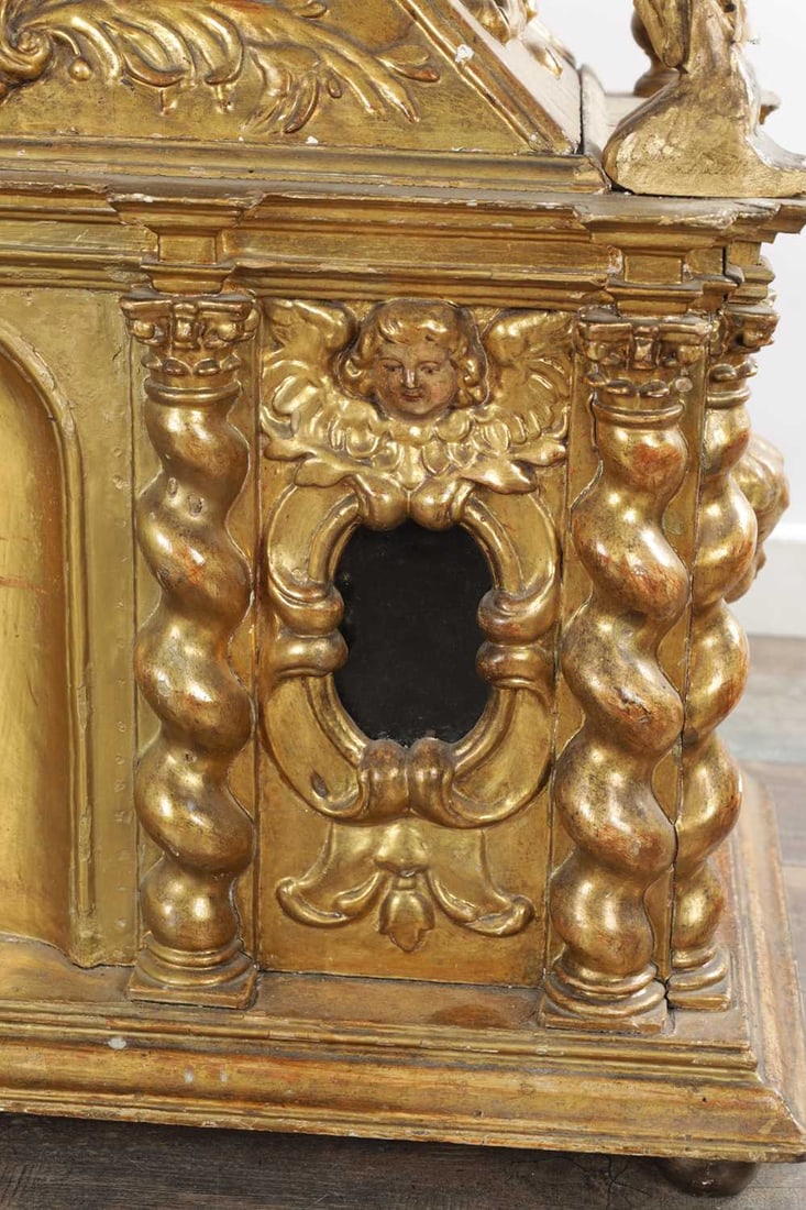 A 19TH CENTURY BAROQUE STYLE CARVED WOOD AND PARCEL GILT RELIQUARY SHRINE - 3