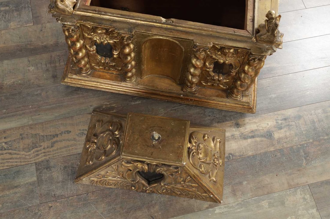 A 19TH CENTURY BAROQUE STYLE CARVED WOOD AND PARCEL GILT RELIQUARY SHRINE - 6
