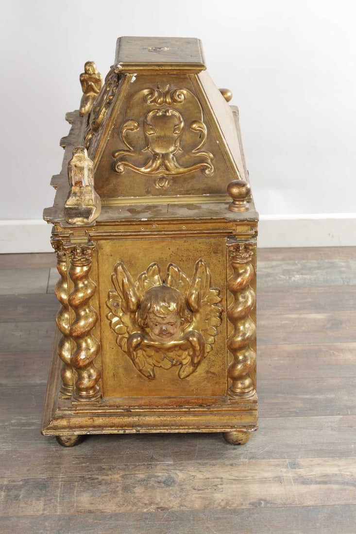 A 19TH CENTURY BAROQUE STYLE CARVED WOOD AND PARCEL GILT RELIQUARY SHRINE - 7