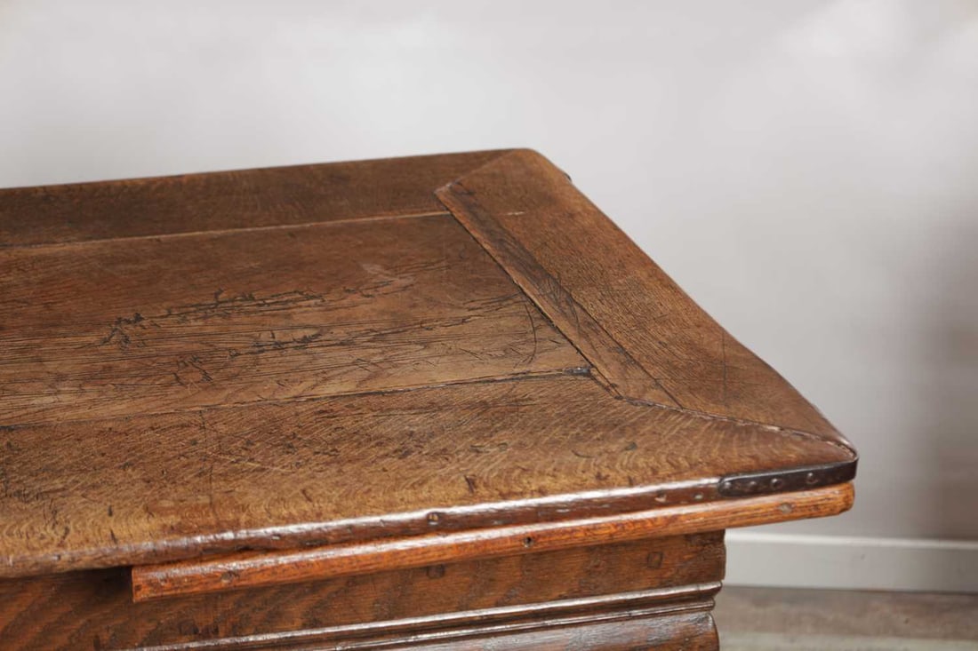 A 17TH CENTURY DUTCH OAK DRAW LEAF DINING TABLE - 4