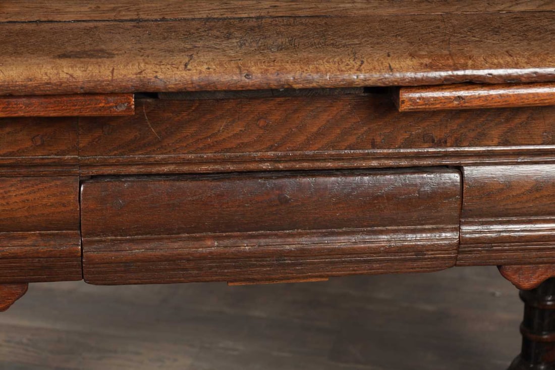 A 17TH CENTURY DUTCH OAK DRAW LEAF DINING TABLE - 5