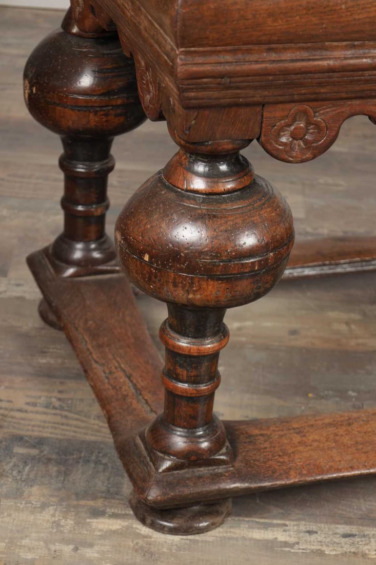 A 17TH CENTURY DUTCH OAK DRAW LEAF DINING TABLE - 6