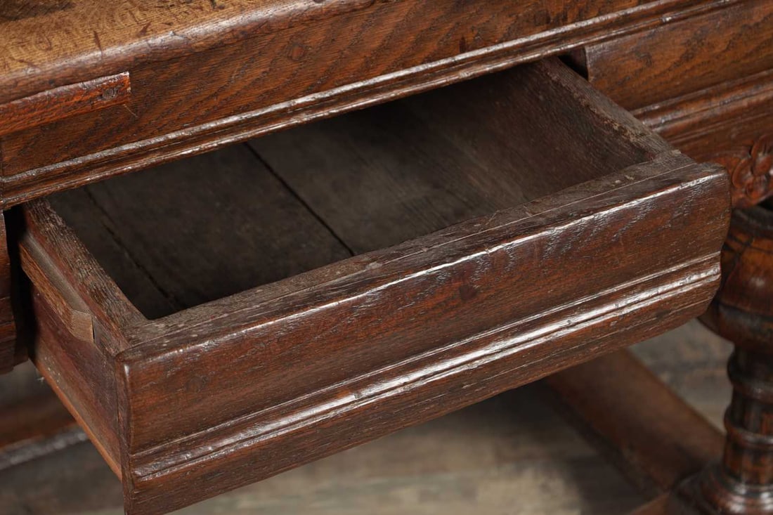 A 17TH CENTURY DUTCH OAK DRAW LEAF DINING TABLE - 7