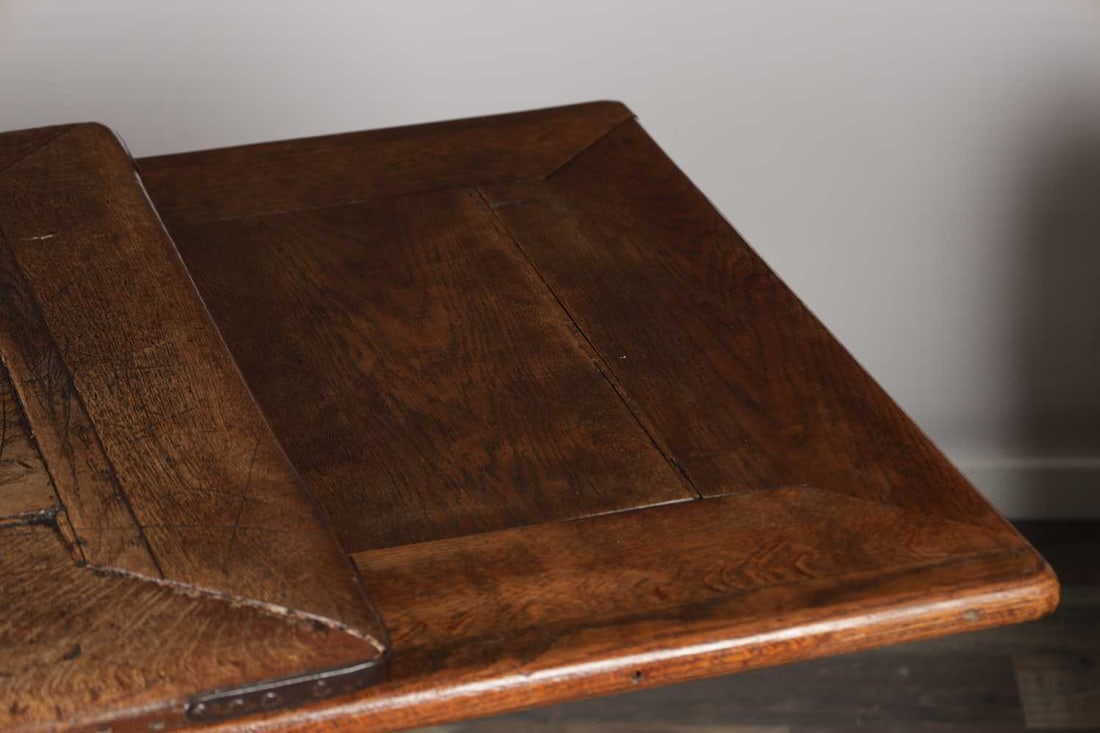 A 17TH CENTURY DUTCH OAK DRAW LEAF DINING TABLE - 8