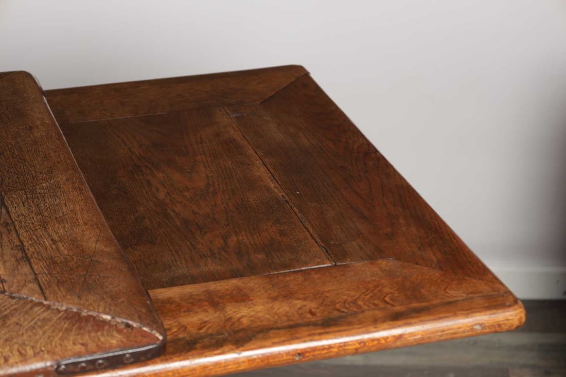 A 17TH CENTURY DUTCH OAK DRAW LEAF DINING TABLE - 9