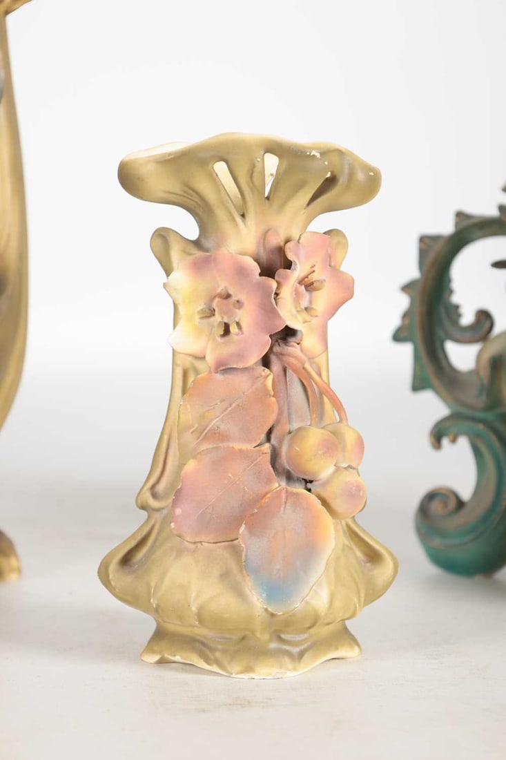 A COLLECTION OF EARLY 20TH CENTURY ART NOUVEAU ROYAL DUX PORCELAIN VASES WITH A ROYAL DUX STYLE FIGU - 3