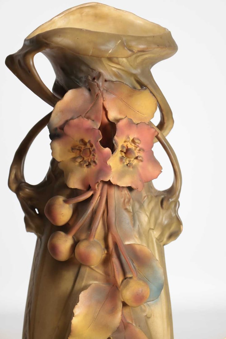 A COLLECTION OF EARLY 20TH CENTURY ART NOUVEAU ROYAL DUX PORCELAIN VASES WITH A ROYAL DUX STYLE FIGU - 5