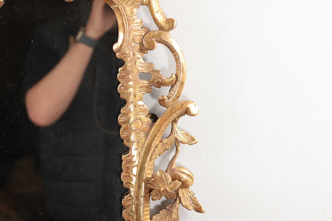 A GEORGE III STYLE GILT GESSO HANGING MIRROR - 3