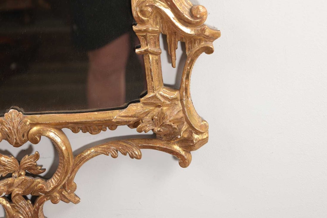 A GEORGE III STYLE GILT GESSO HANGING MIRROR - 4