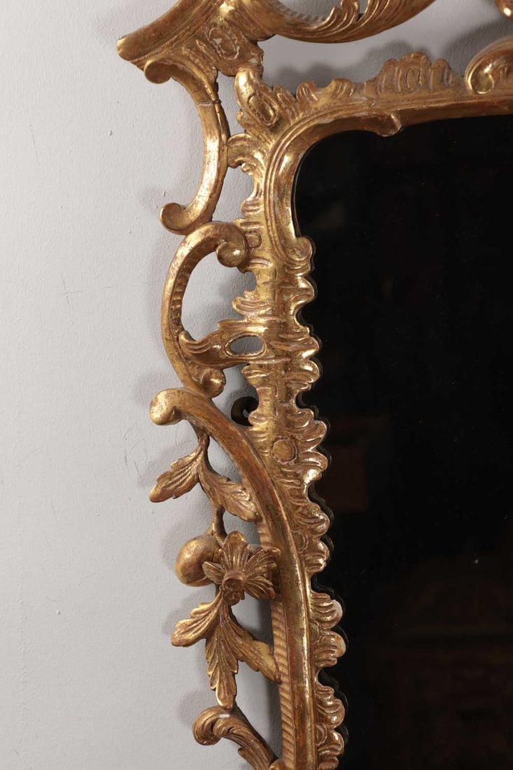 A GEORGE III STYLE GILT GESSO HANGING MIRROR - 7