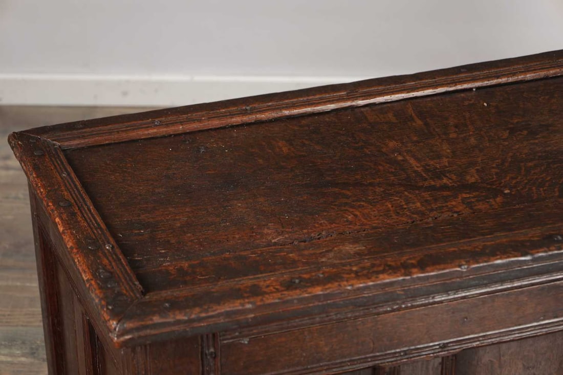 A LATE ELIZABETHAN OAK TRAY TOP COFFER - 2