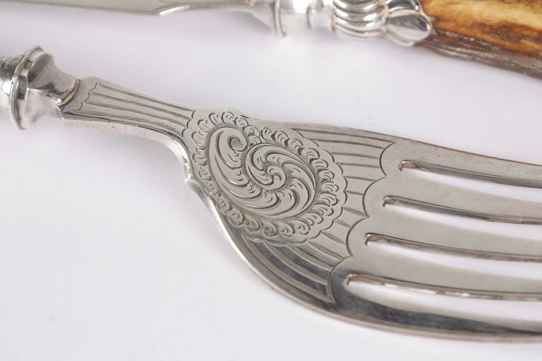 A SET OF VICTORIAN ENGLISH SILVER AND STAG HORN FISH SERVERS - 2