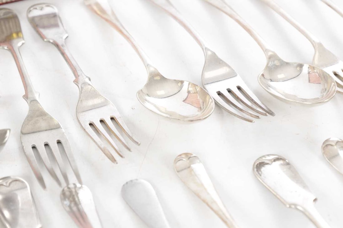 A COLLECTION OF 19TH/20TH CENTURY SILVER-PLATED FLATWARE AND OTHER ITEMS - 2
