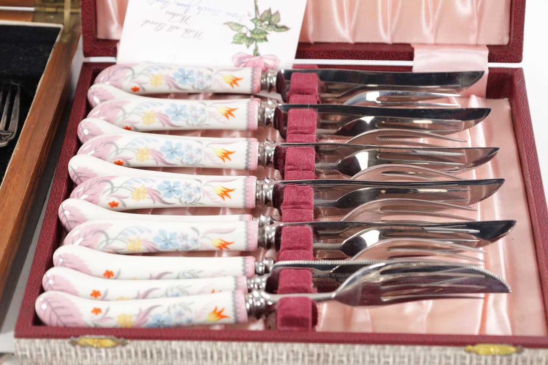 A COLLECTION OF 19TH/20TH CENTURY SILVER-PLATED FLATWARE AND OTHER ITEMS - 3