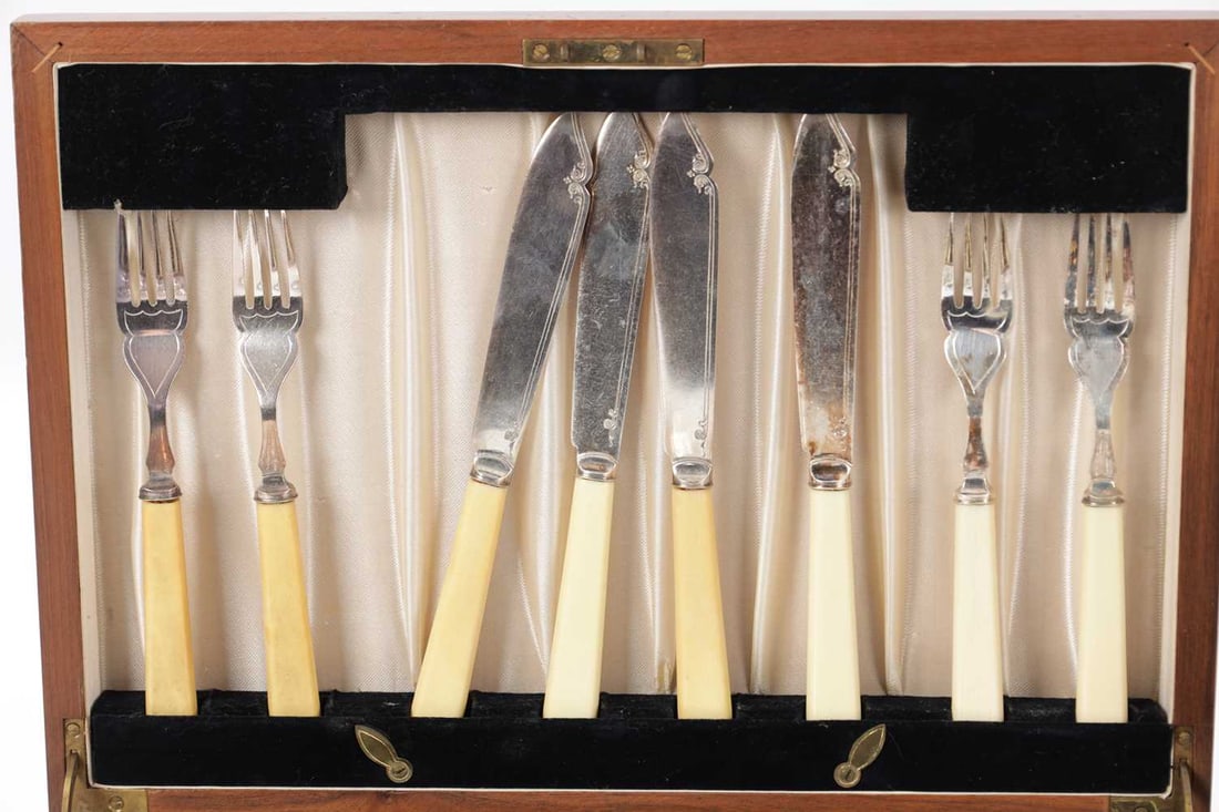A COLLECTION OF 19TH/20TH CENTURY SILVER-PLATED FLATWARE AND OTHER ITEMS - 4