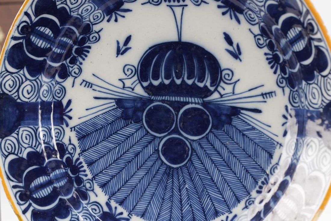A PAIR OF EARLY 18TH CENTURY DUTCH DELFTWARE BLUE AND WHITE CHARGERS - 3