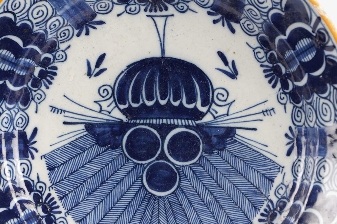 A PAIR OF EARLY 18TH CENTURY DUTCH DELFTWARE BLUE AND WHITE CHARGERS - 4