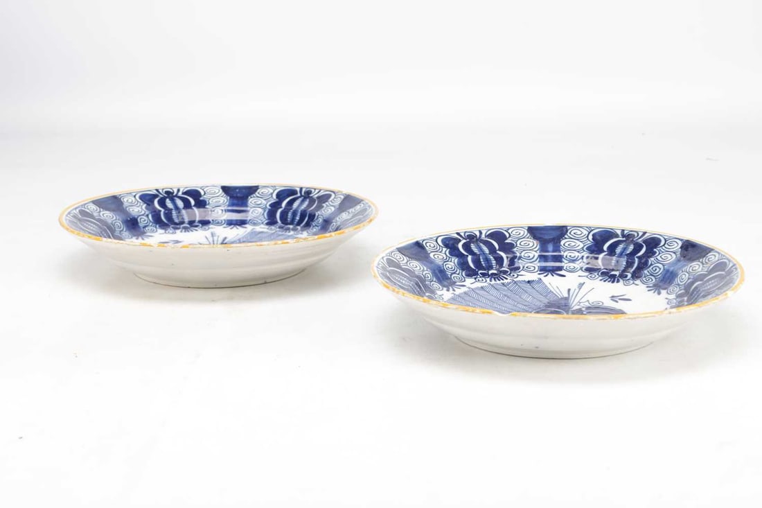 A PAIR OF EARLY 18TH CENTURY DUTCH DELFTWARE BLUE AND WHITE CHARGERS - 5