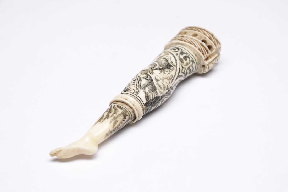AN 20TH CENTURY CONTINENTAL SCRIMSHAW NECESSAIRE FORMED AS A LEG - 2