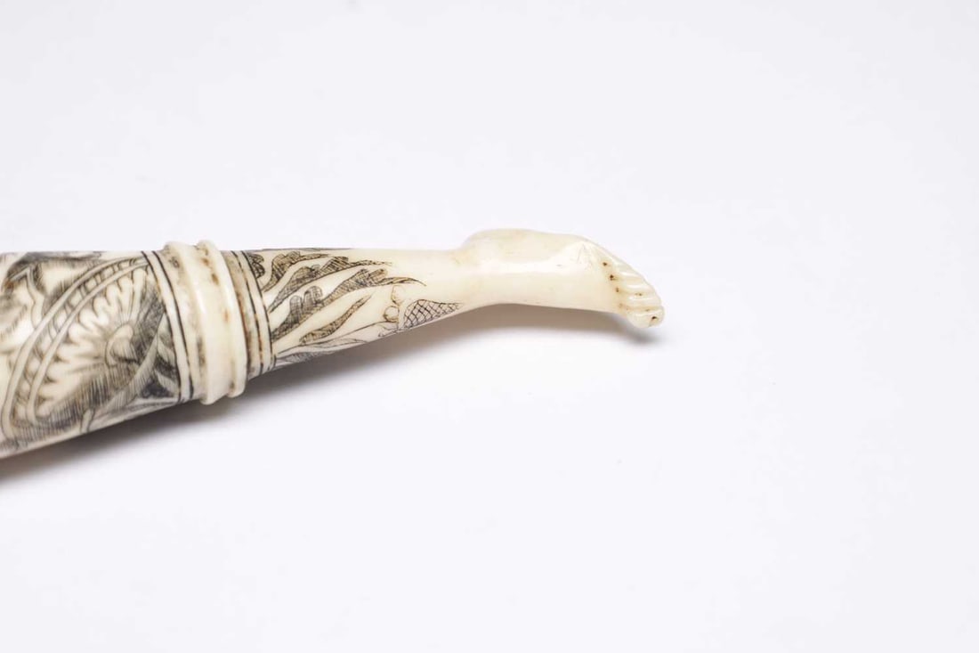 AN 20TH CENTURY CONTINENTAL SCRIMSHAW NECESSAIRE FORMED AS A LEG - 4