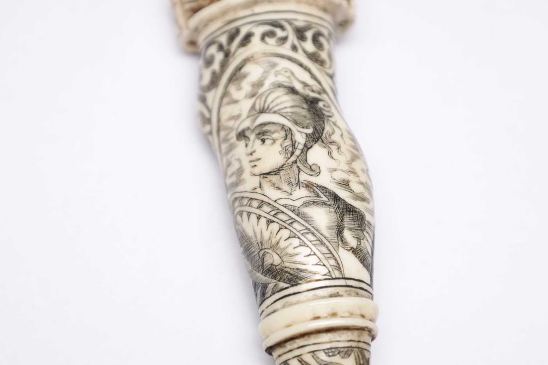 AN 20TH CENTURY CONTINENTAL SCRIMSHAW NECESSAIRE FORMED AS A LEG - 5