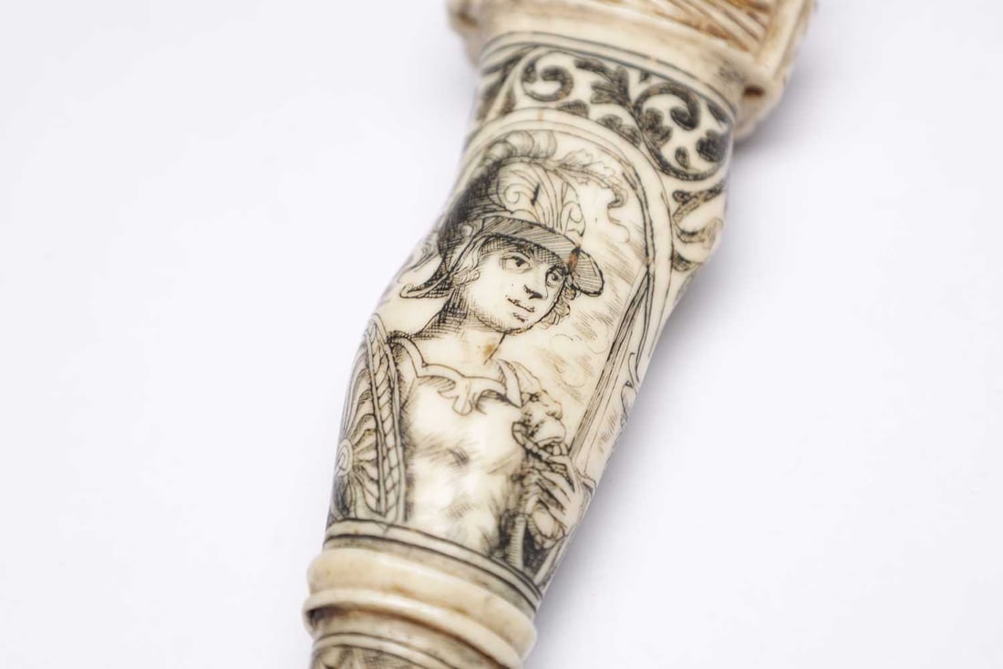 AN 20TH CENTURY CONTINENTAL SCRIMSHAW NECESSAIRE FORMED AS A LEG - 6