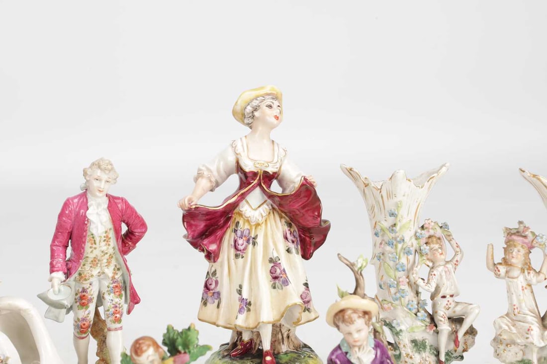 A COLLECTION OF NINE CONTINENTAL PORCELAIN FIGURES AND FIGURE GROUPS - 4