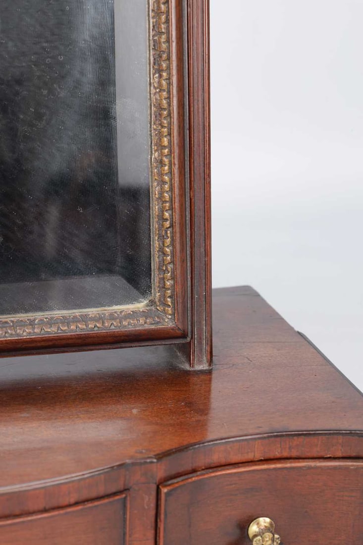 A REGENCY MAHOGANY TOILET MIRROR GILLOWS STYLE WITH SERPENTINE BASE - 3