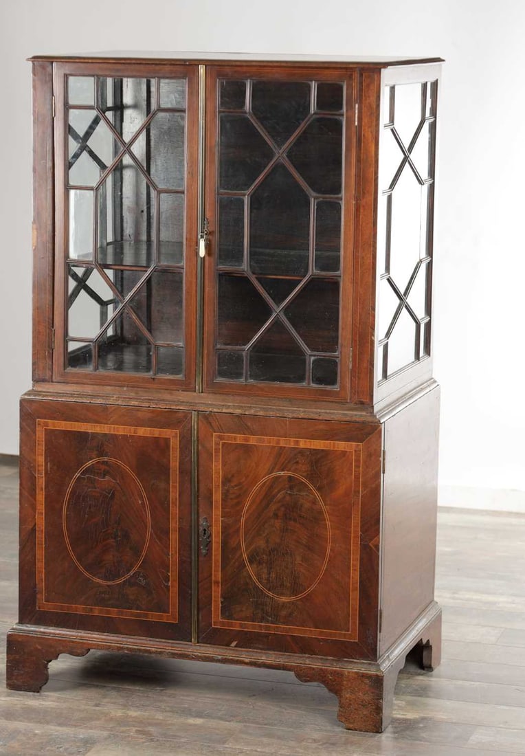 AN UNUSUAL GEORGE III MAHOGANY COLLECTORS' CABINET OF SMALL SIZE - 2
