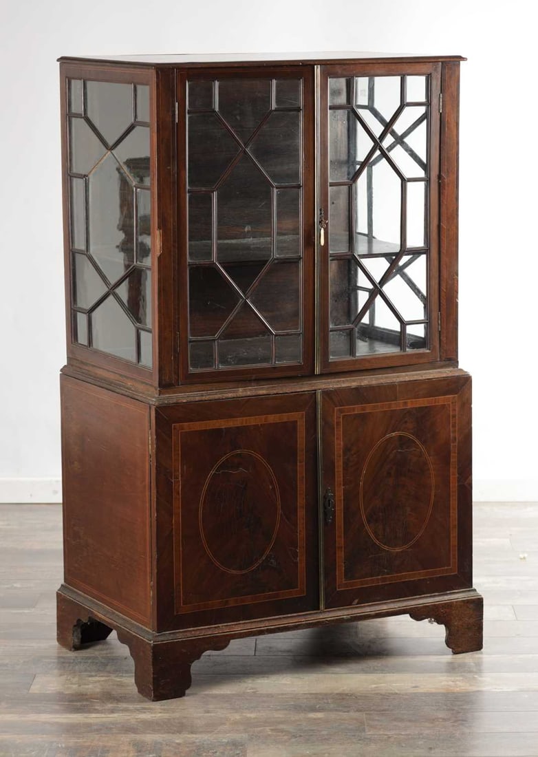 AN UNUSUAL GEORGE III MAHOGANY COLLECTORS' CABINET OF SMALL SIZE - 3