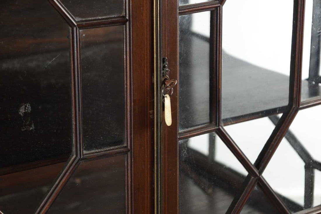 AN UNUSUAL GEORGE III MAHOGANY COLLECTORS' CABINET OF SMALL SIZE - 4