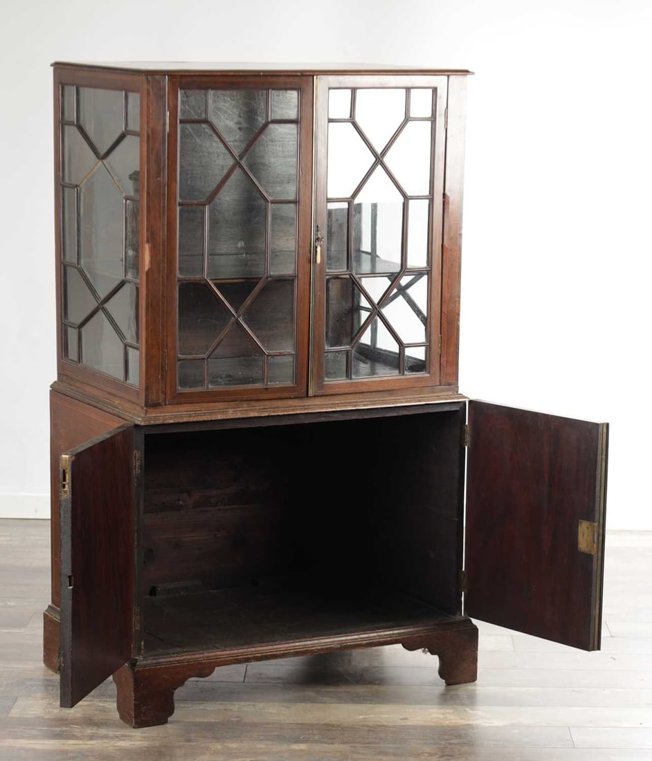 AN UNUSUAL GEORGE III MAHOGANY COLLECTORS' CABINET OF SMALL SIZE - 5