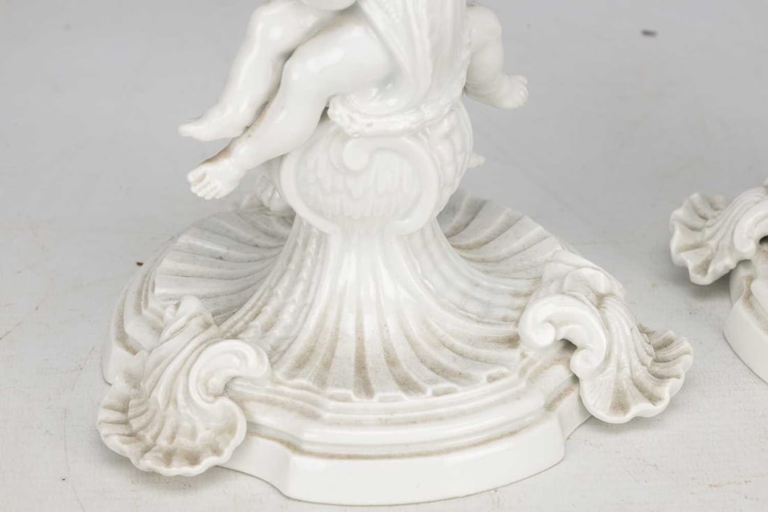 A PAIR OF MEISSEN STYLE PORCELAIN CANDLESTICKS - 4