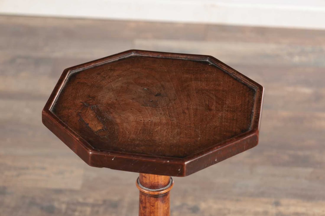 AN 18TH CENTURY WALNUT WINE TABLE WITH OCTAGONAL TOP - 2