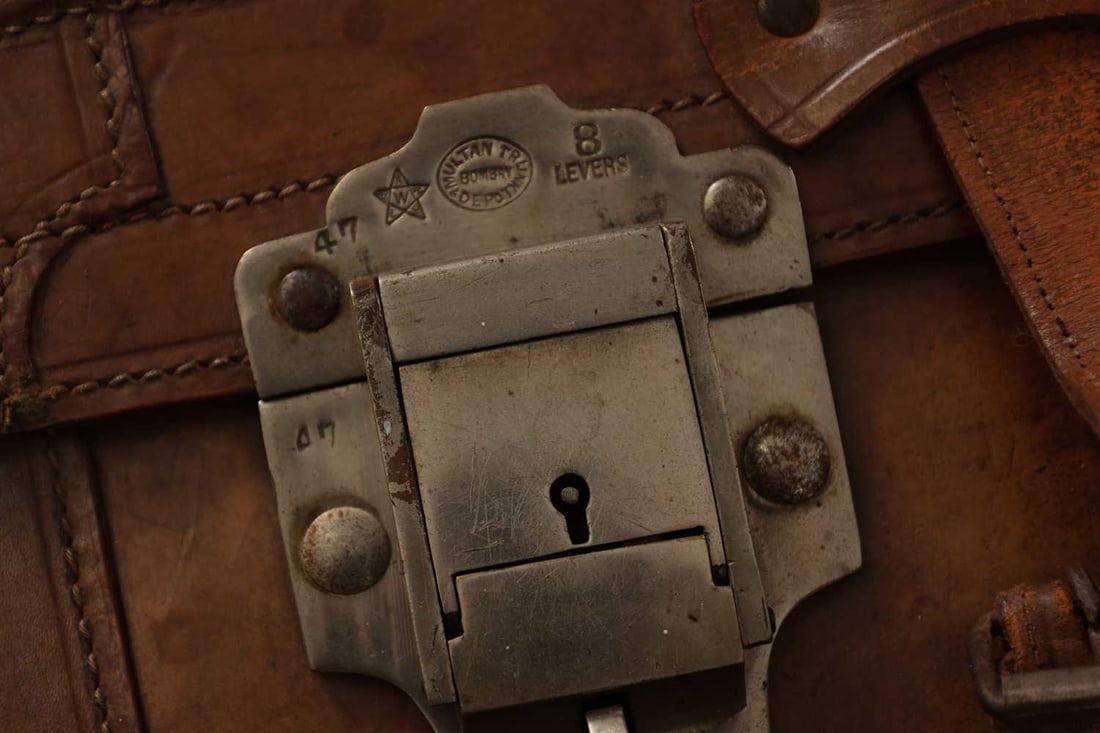 TWO VINTAGE LEATHER SUITCASES - 7