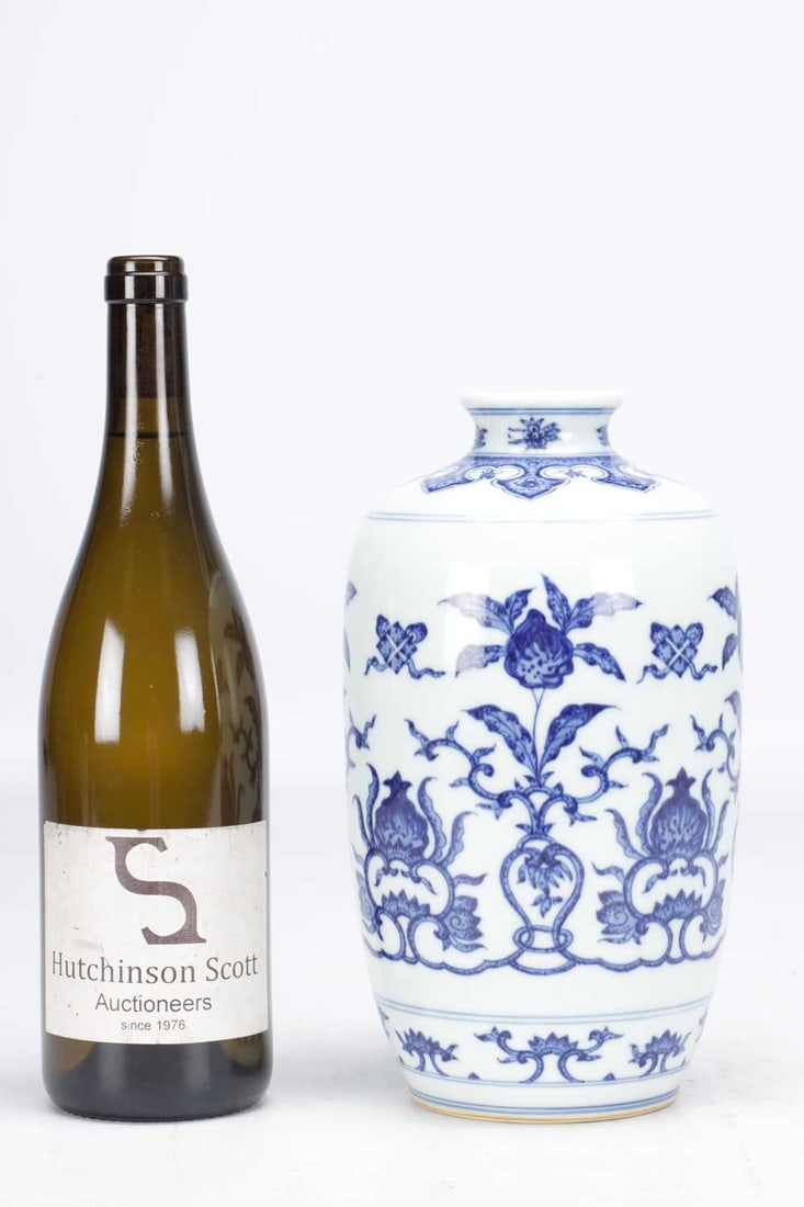 A 20TH CENTURY CHINESE BLUE AND WHITE PORCELAIN MEIPING VASE - 2