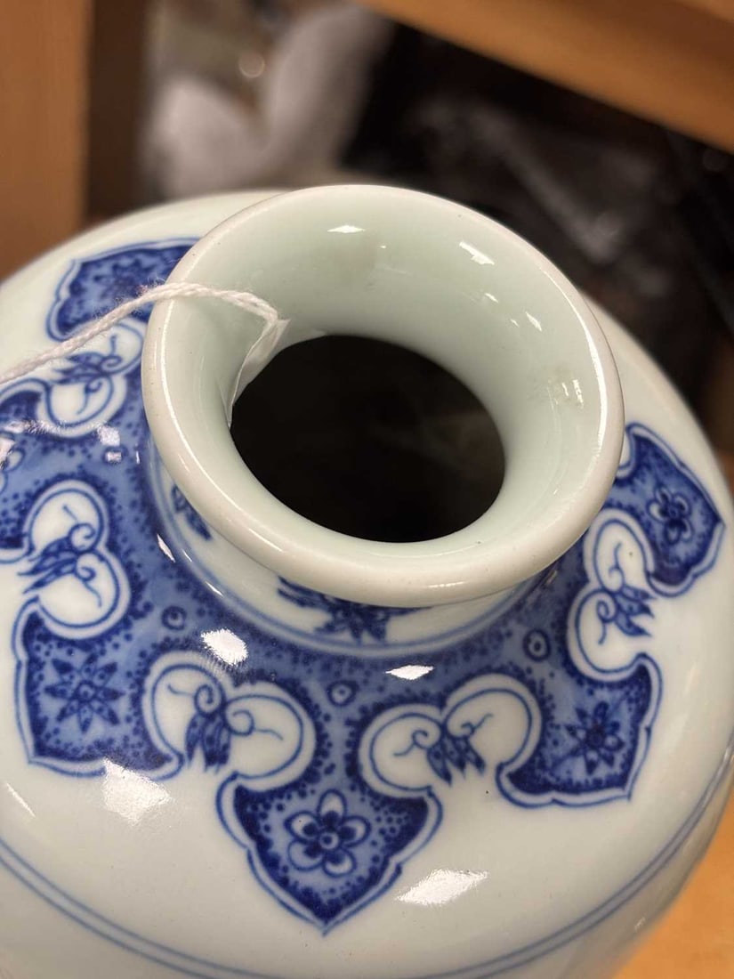 A 20TH CENTURY CHINESE BLUE AND WHITE PORCELAIN MEIPING VASE - 7