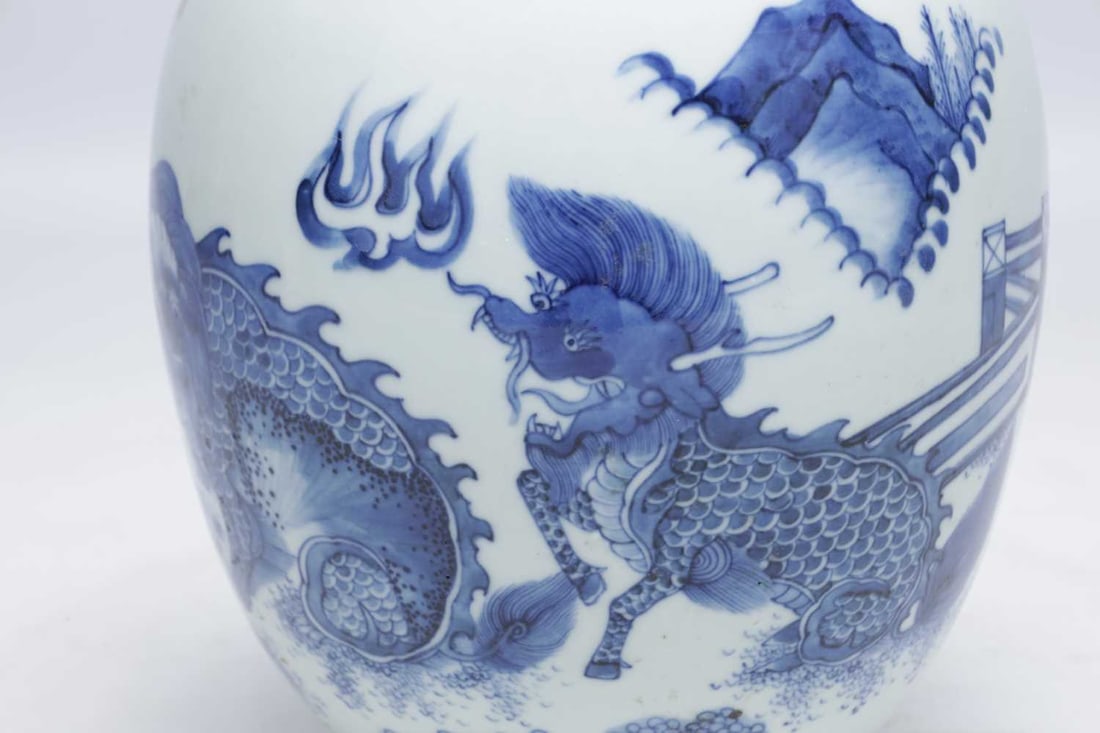 A CHINESE BLUE AND WHITE PORCELAIN JAR AND COVER - 2
