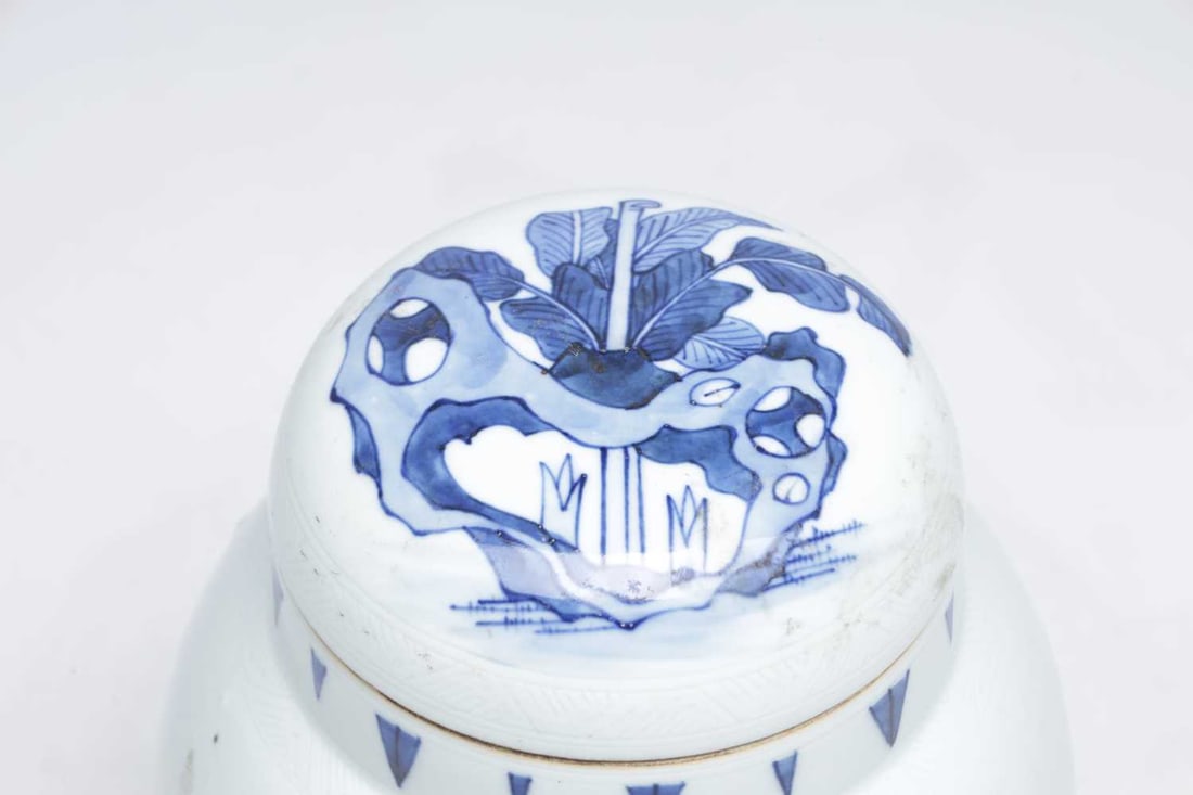 A CHINESE BLUE AND WHITE PORCELAIN JAR AND COVER - 3