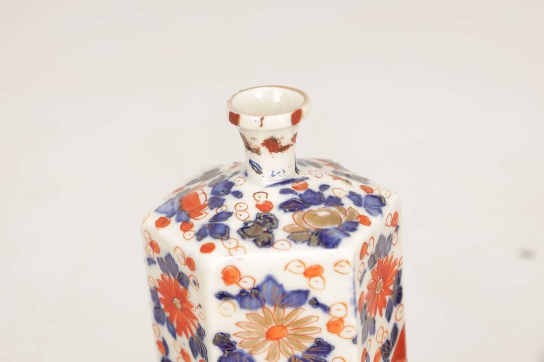 A COLLECTION OF NINE PIECES OF JAPANESE PORCELAIN - 7