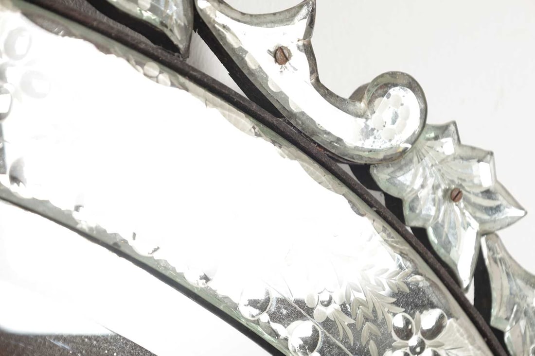 A 19TH CENTURY VENETIAN ETCHED GLASS OVAL MIRROR - 3