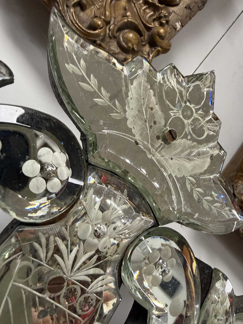 A 19TH CENTURY VENETIAN ETCHED GLASS OVAL MIRROR - 8