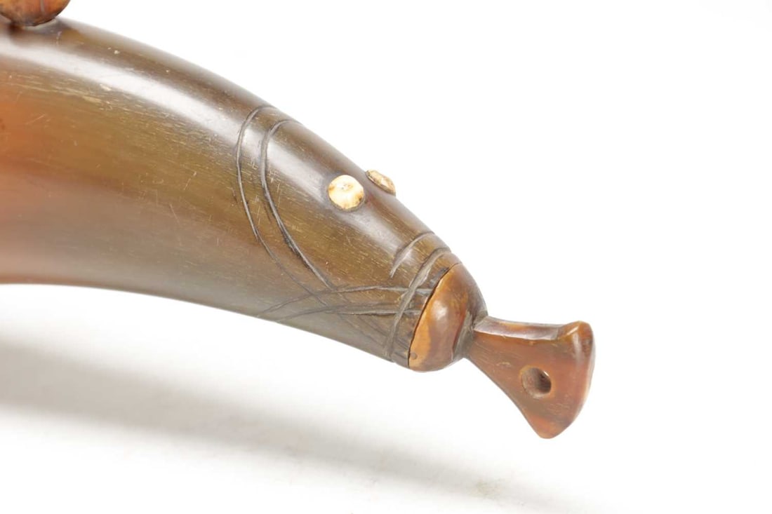 A 19TH CENTURY INDIAN HORN FISH-FORM POWDER FLASK - 2