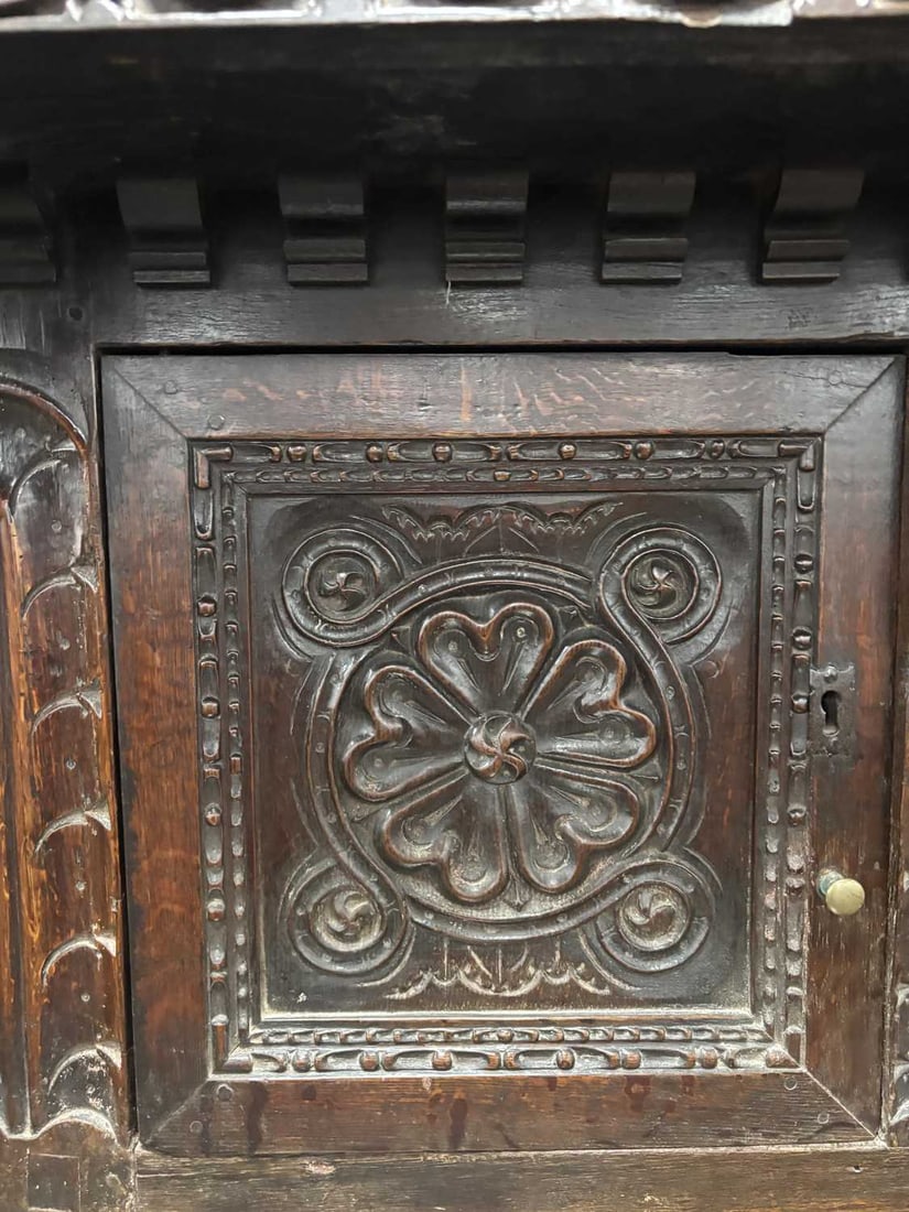 A 17TH CENTURY ENGLISH OAK COURT CUPBOARD - 2