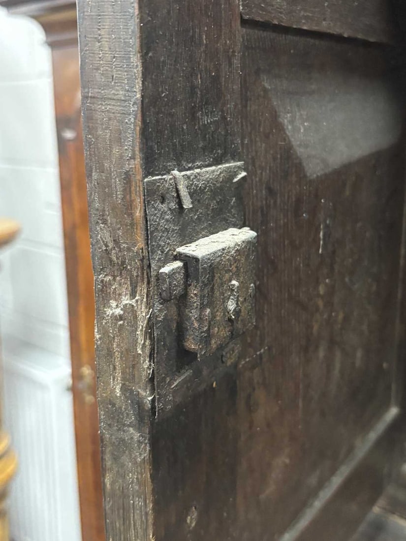 A 17TH CENTURY ENGLISH OAK COURT CUPBOARD - 7