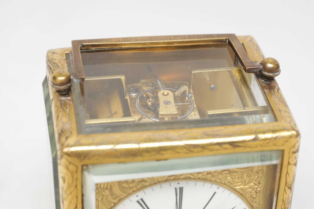 A 19TH CENTURY FRENCH ENGRAVED GILT-BRASS ONE-PIECE CASE STRIKING CARRIAGE CLOCK - 7