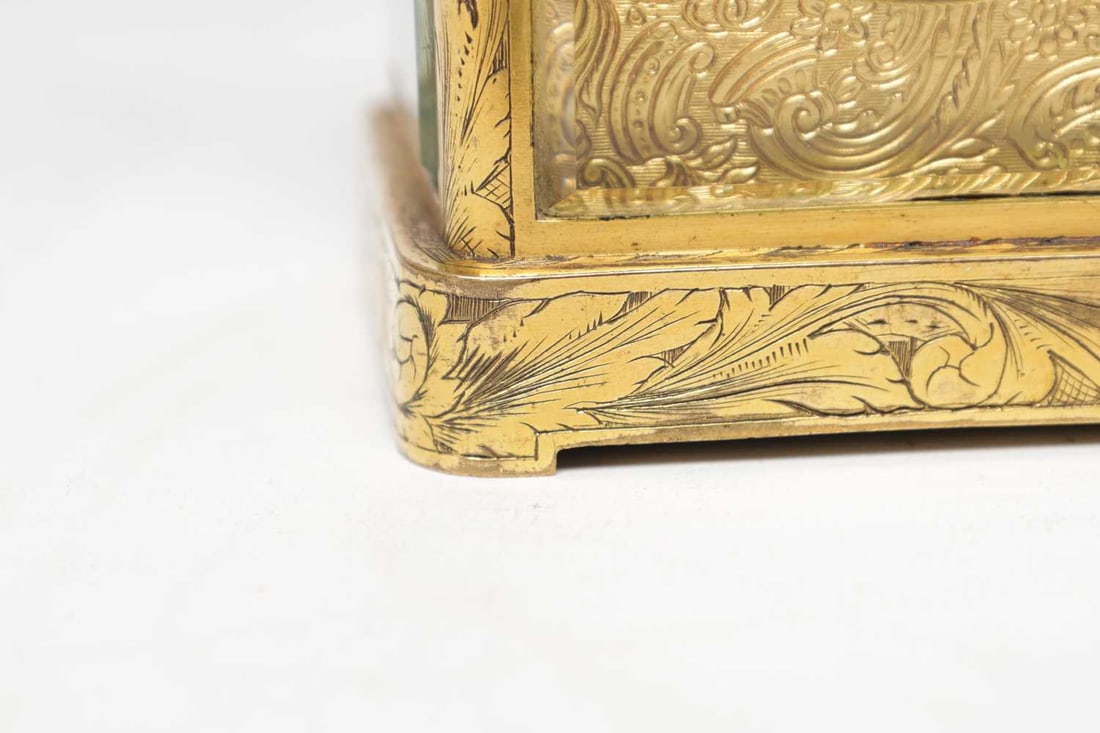 A 19TH CENTURY FRENCH ENGRAVED GILT-BRASS ONE-PIECE CASE STRIKING CARRIAGE CLOCK - 8