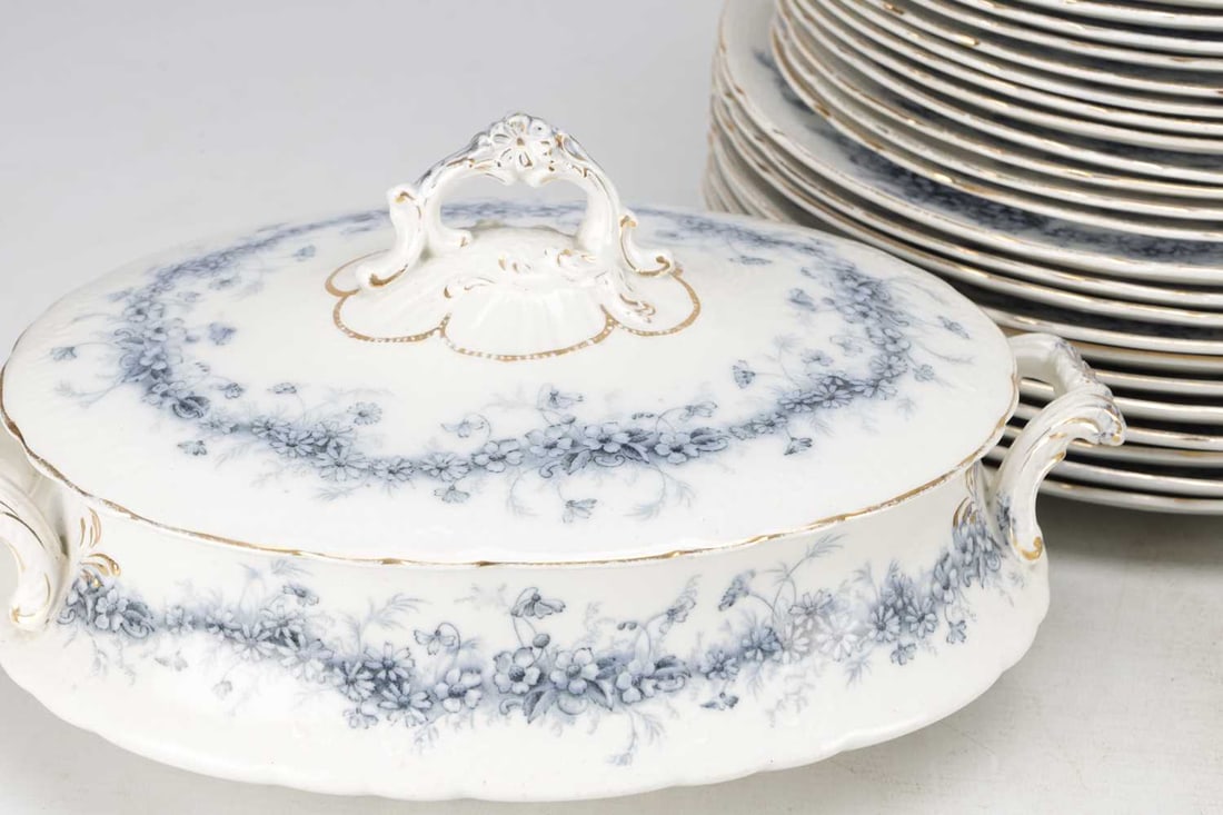 A LATE 19TH CENTURY ROYAL STAFFORDSHIRE POTTERY DAISY DINNER SERVICE - 2