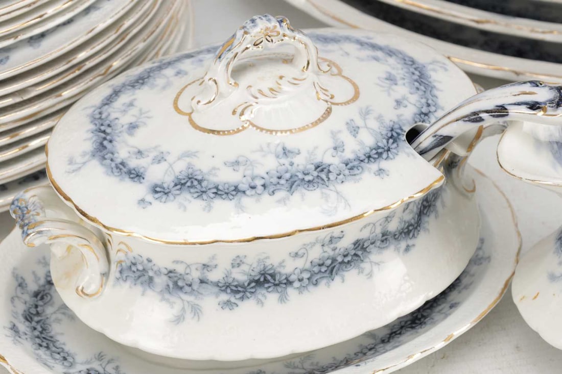 A LATE 19TH CENTURY ROYAL STAFFORDSHIRE POTTERY DAISY DINNER SERVICE - 4