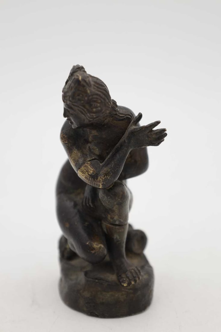 A SMALL 17TH CENTURY BRONZE CROUCHING VENUS - 2